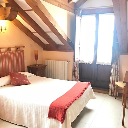 Posada La Cabana De Salmon Сантильяна-дель-Мар Экстерьер фото