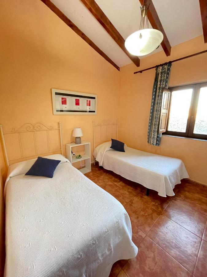 Posada La Cabana De Salmon Сантильяна-дель-Мар Экстерьер фото