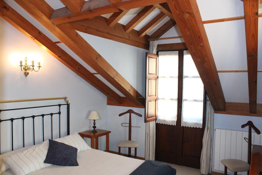 Posada La Cabana De Salmon Сантильяна-дель-Мар Экстерьер фото