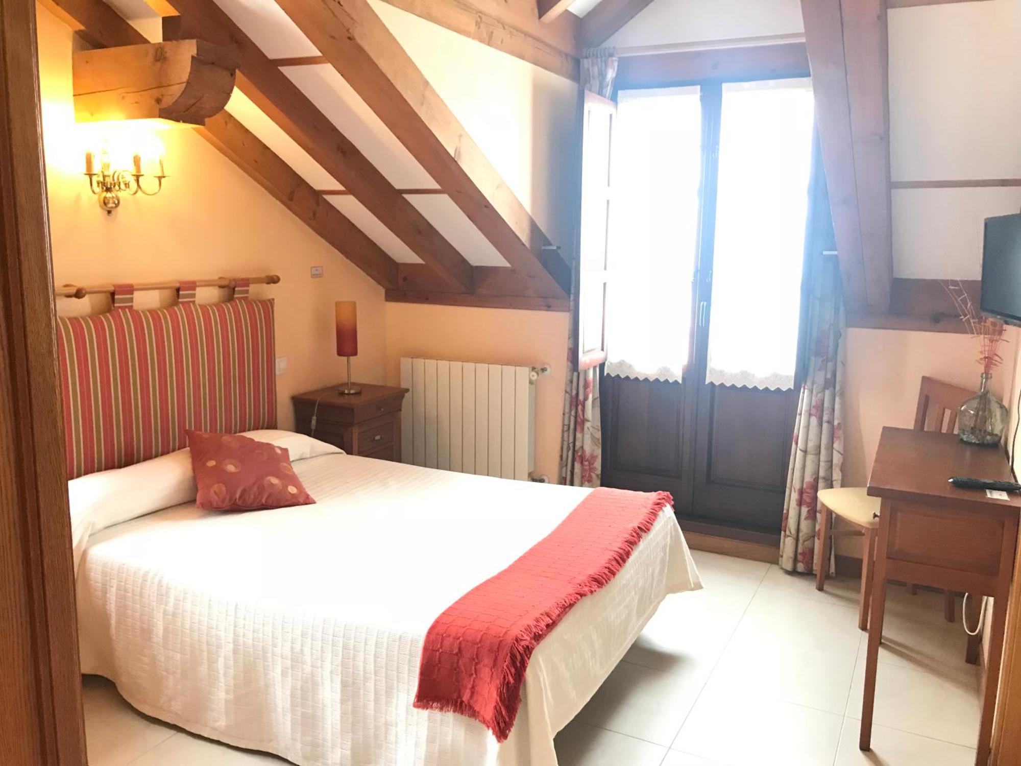 Posada La Cabana De Salmon Сантильяна-дель-Мар Экстерьер фото