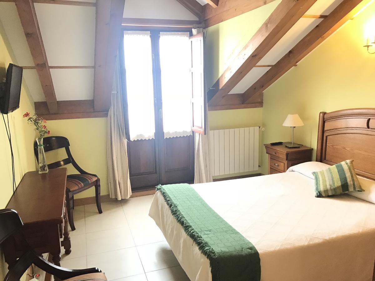 Posada La Cabana De Salmon Сантильяна-дель-Мар Экстерьер фото